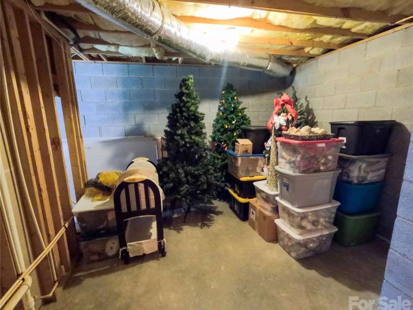 910 44th Avenue Court, Hickory, NC 28601.  MLS# CAR4408465, YatesRealty ID 42105. 