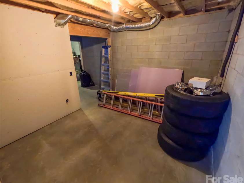 910 44th Avenue Court, Hickory, NC 28601.  MLS# CAR4408465, YatesRealty ID 42105. 