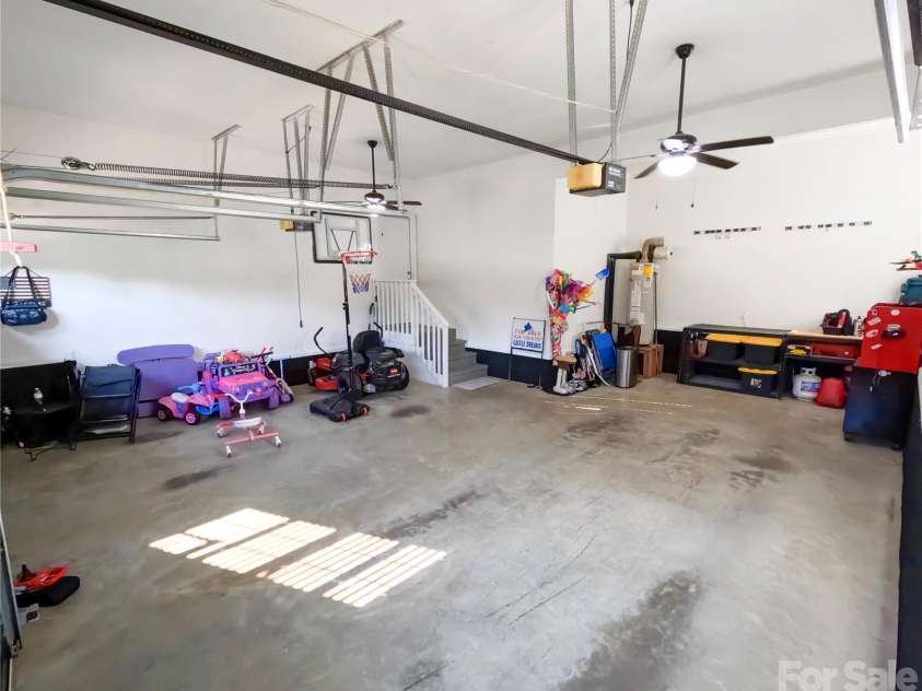 910 44th Avenue Court, Hickory, NC 28601.  MLS# CAR4408465, YatesRealty ID 42105. 