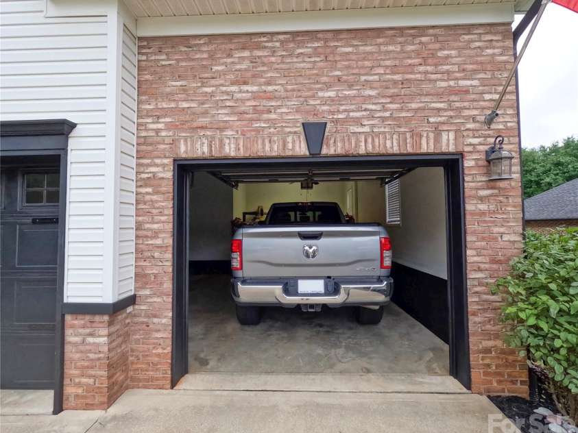 910 44th Avenue Court, Hickory, NC 28601.  MLS# CAR4408465, YatesRealty ID 42105. 