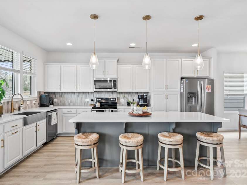 5104 Thomasville Drive, Belmont, NC 28012.  MLS# CAR4242636, YatesRealty ID 4211. Upgraded cabinets and counters