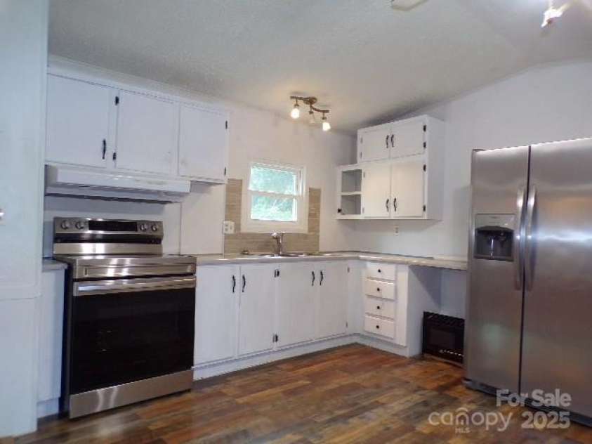 71 Flat Creek Road, Waynesville, NC 28785.  MLS# CAR4289223, YatesRealty ID 4211. Kitchen