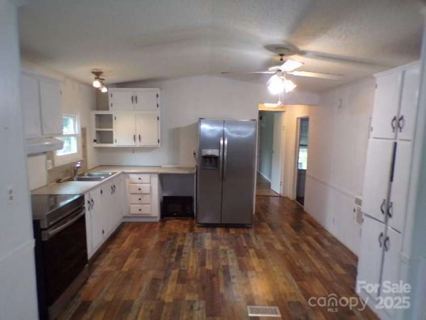 71 Flat Creek Road, Waynesville, NC 28785.  MLS# CAR4289223, YatesRealty ID 4211. Kitchen and dining area