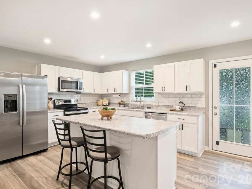 7016 Ludell Lane, Charlotte, NC 28215.  MLS# CAR4410902, YatesRealty ID 42112. 