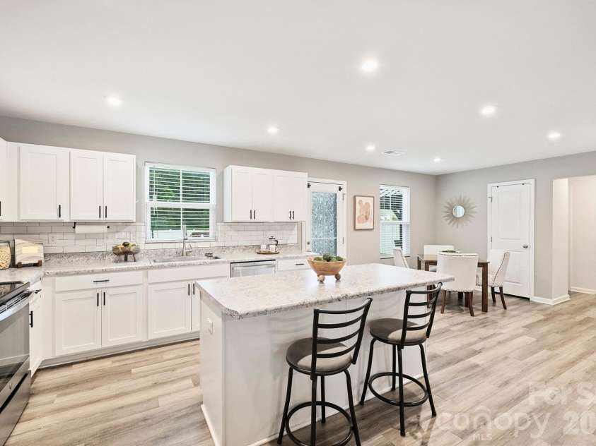 7016 Ludell Lane, Charlotte, NC 28215.  MLS# CAR4410902, YatesRealty ID 42112. 