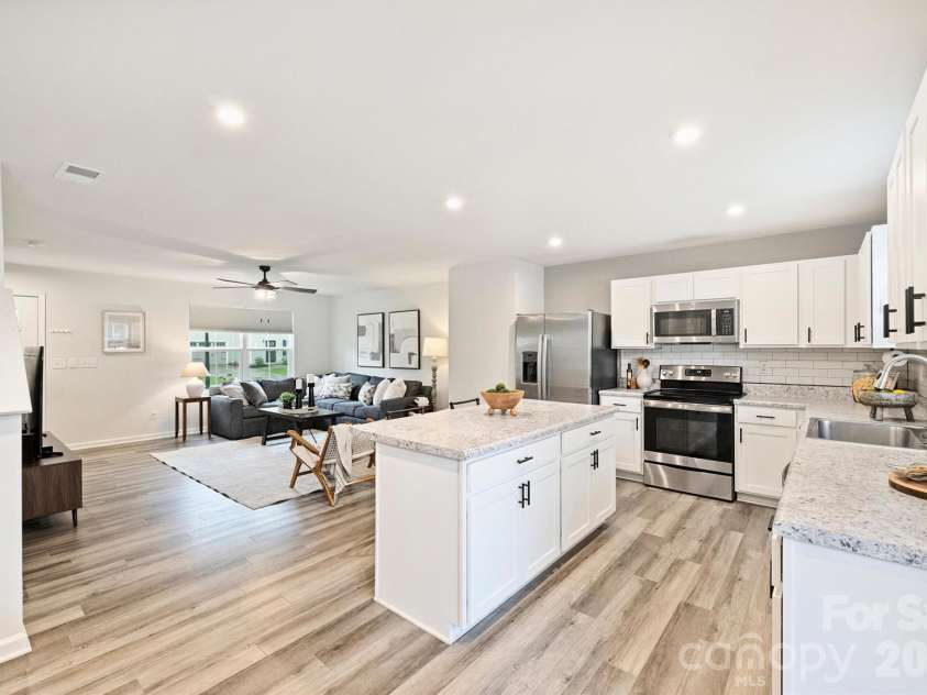 7016 Ludell Lane, Charlotte, NC 28215.  MLS# CAR4410902, YatesRealty ID 42112. 