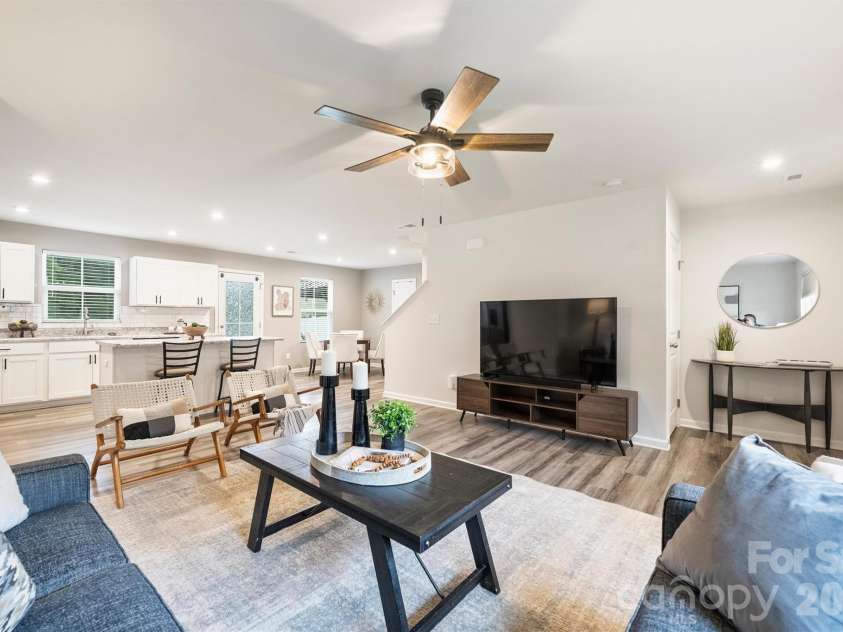 7016 Ludell Lane, Charlotte, NC 28215.  MLS# CAR4410902, YatesRealty ID 42112. Sunny, open floor plan.