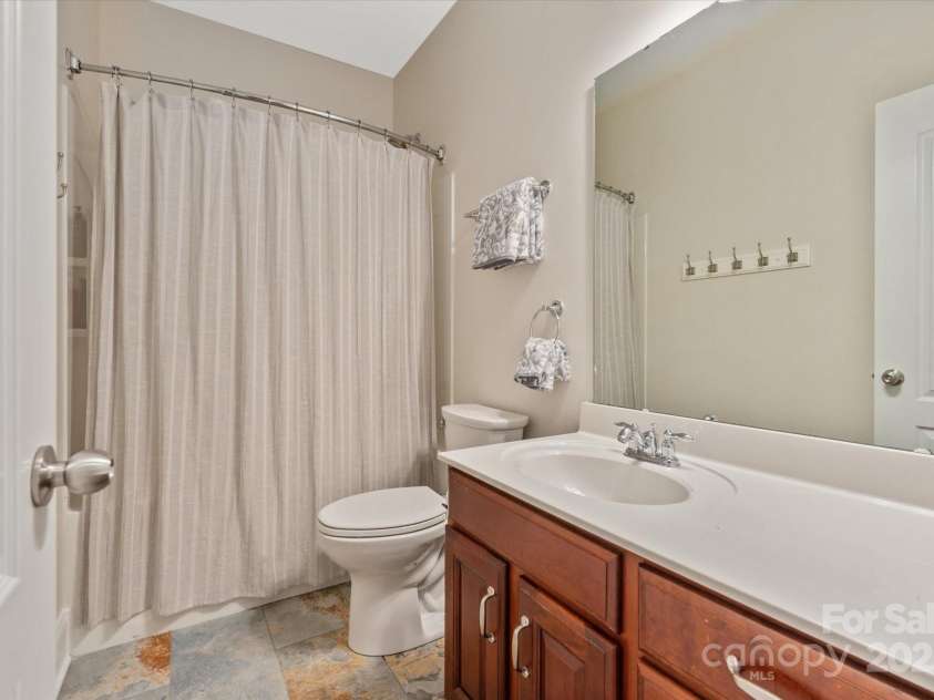 11308 Wheat Ridge Road, Charlotte, NC 28277.  MLS# CAR4241331, YatesRealty ID 4212. Full hallway bath