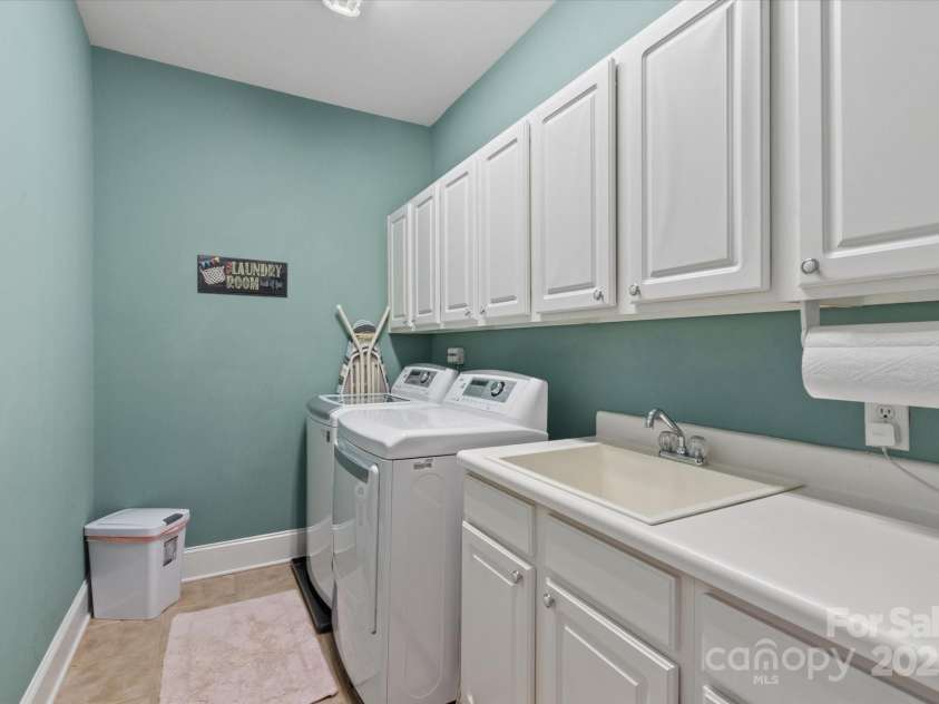 11308 Wheat Ridge Road, Charlotte, NC 28277.  MLS# CAR4241331, YatesRealty ID 4212. Laundry room on second level w/ sink and folding area