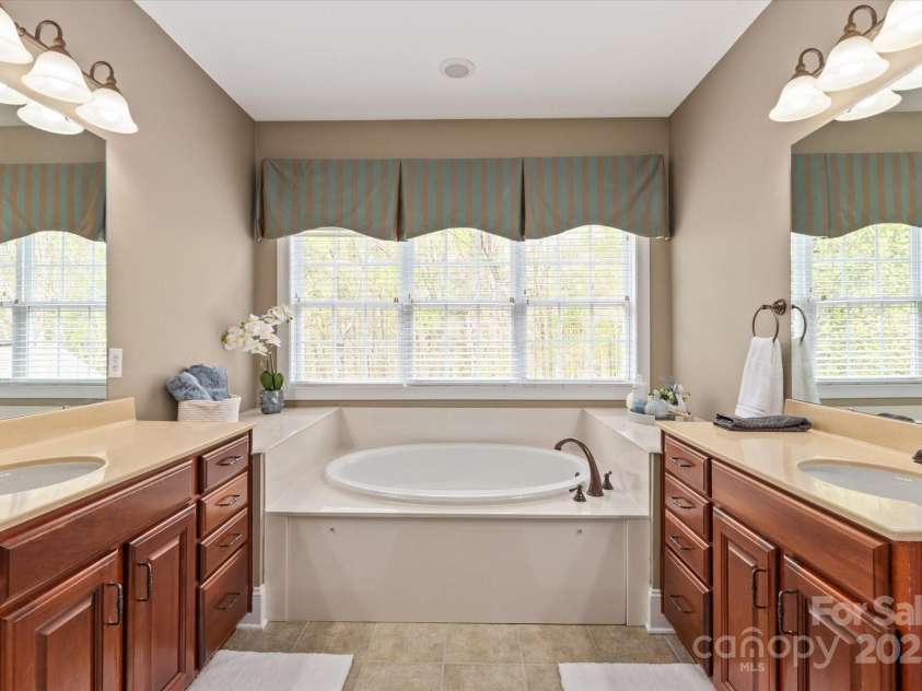 11308 Wheat Ridge Road, Charlotte, NC 28277.  MLS# CAR4241331, YatesRealty ID 4212. Primary bath with gareden tub