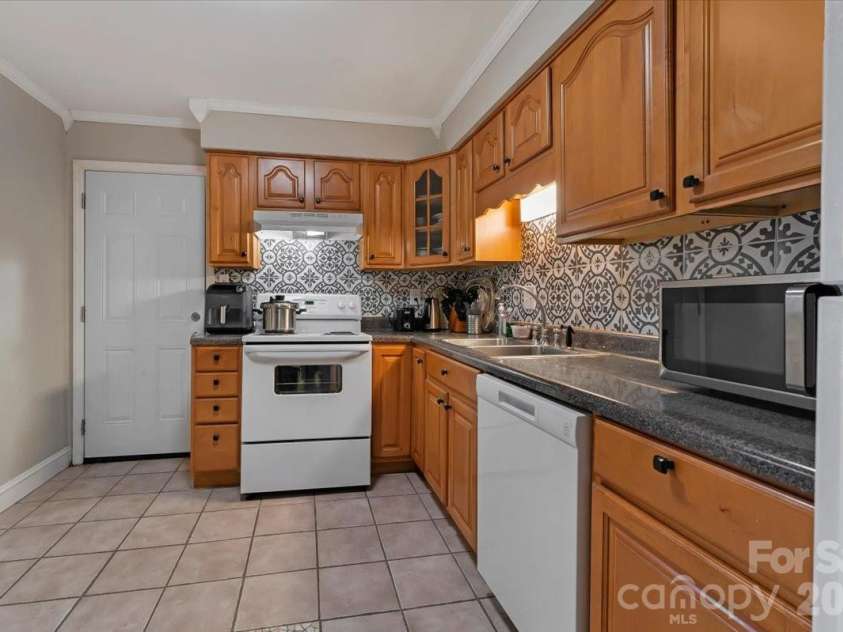 7920 Shady Oak Trail, Charlotte, NC 28210.  MLS# CAR4339968, YatesRealty ID 4212. 