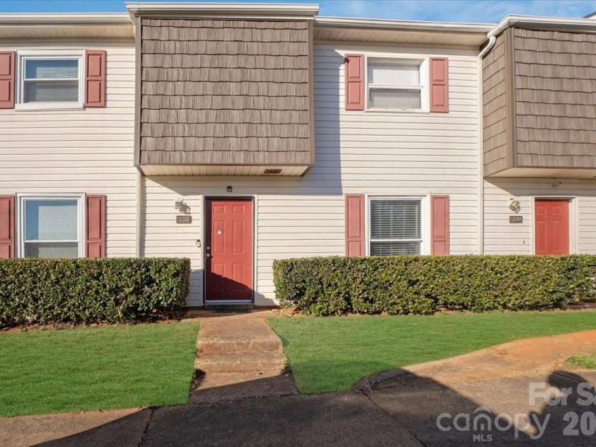 7920 Shady Oak Trail, Charlotte, NC 28210.  MLS# CAR4339968, YatesRealty ID 4212. End Unit