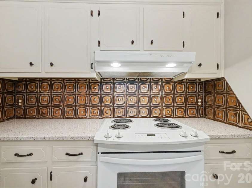 5315 Ruth Drive, Charlotte, NC 28215.  MLS# CAR4407741, YatesRealty ID 42129. Main house: Kitchen