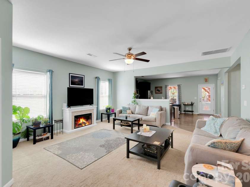 15039 Ockeechobee Court, Mint Hill, NC 28227.  MLS# CAR4354276, YatesRealty ID 4213. Open floorplan