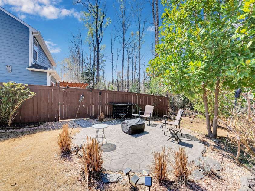 15039 Ockeechobee Court, Mint Hill, NC 28227.  MLS# CAR4354276, YatesRealty ID 4213. Side area entertaining area
