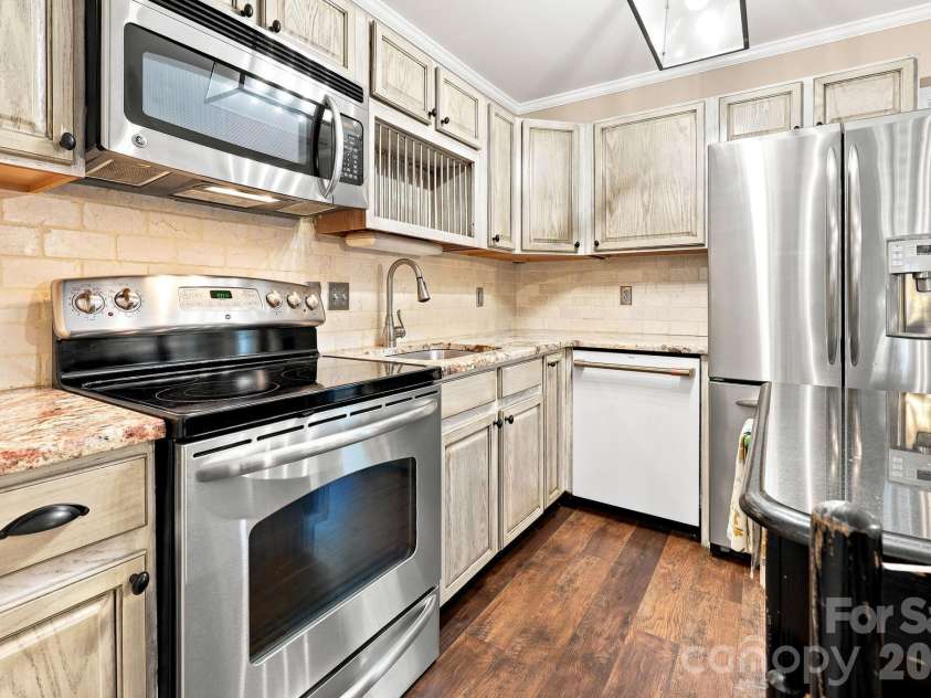 65 Park Terrace Drive, Clyde, NC 28721.  MLS# CAR4408387, YatesRealty ID 42130. 