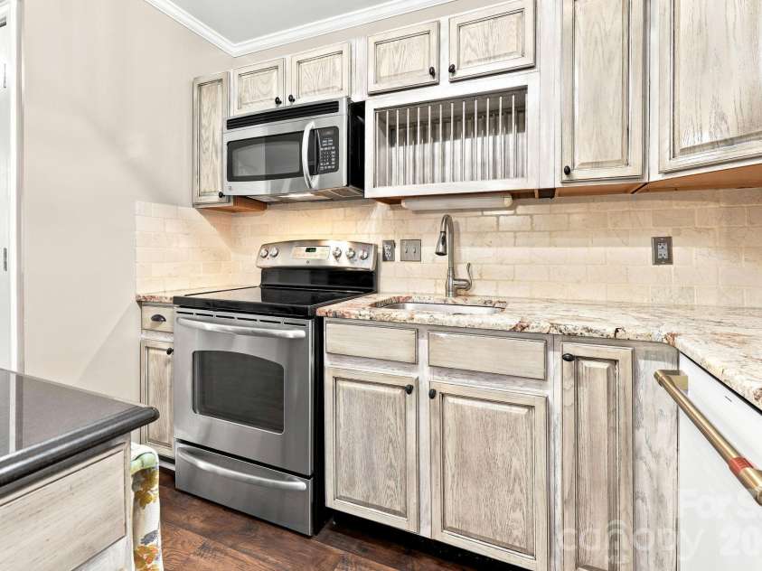 65 Park Terrace Drive, Clyde, NC 28721.  MLS# CAR4408387, YatesRealty ID 42130. 
