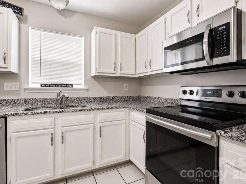 6355 Windsor Gate Lane, Charlotte, NC 28215.  MLS# CAR4406081, YatesRealty ID 42134. Beautiful updated kitchen with granite and stainless appliances