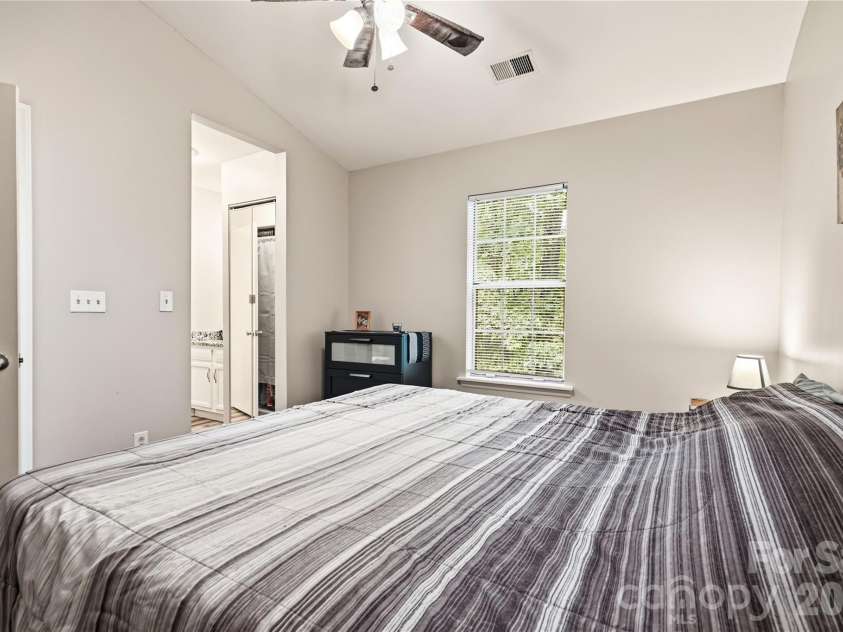6355 Windsor Gate Lane, Charlotte, NC 28215.  MLS# CAR4406081, YatesRealty ID 42134. Main level primary suite