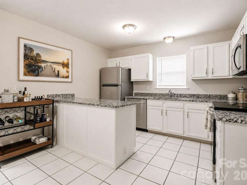6355 Windsor Gate Lane, Charlotte, NC 28215.  MLS# CAR4406081, YatesRealty ID 42134. Spacious kitchen with tiled floors