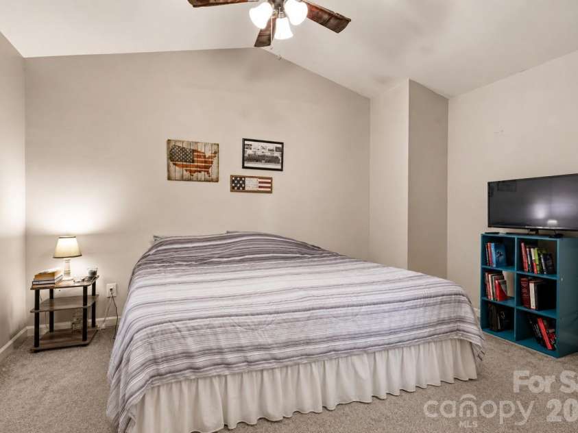 6355 Windsor Gate Lane, Charlotte, NC 28215.  MLS# CAR4406081, YatesRealty ID 42134. Vaulted ceiling in main level primary suite
