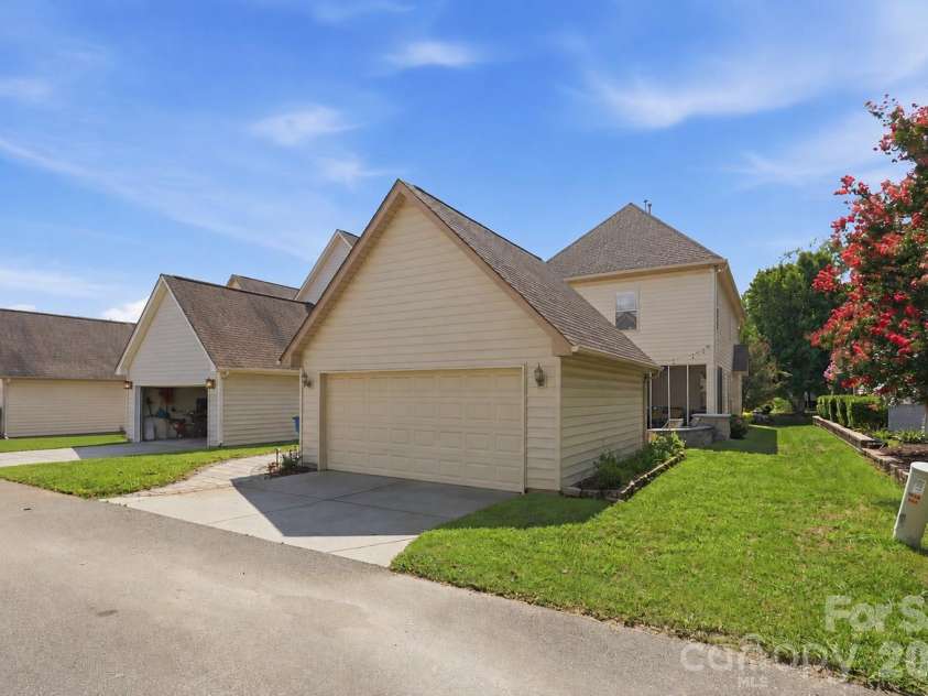 4140 Cedar Point Avenue, Matthews, NC 28104.  MLS# CAR4400390, YatesRealty ID 42135. Detached Garage