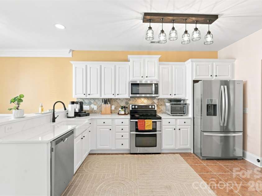 4140 Cedar Point Avenue, Matthews, NC 28104.  MLS# CAR4400390, YatesRealty ID 42135. Kitchen