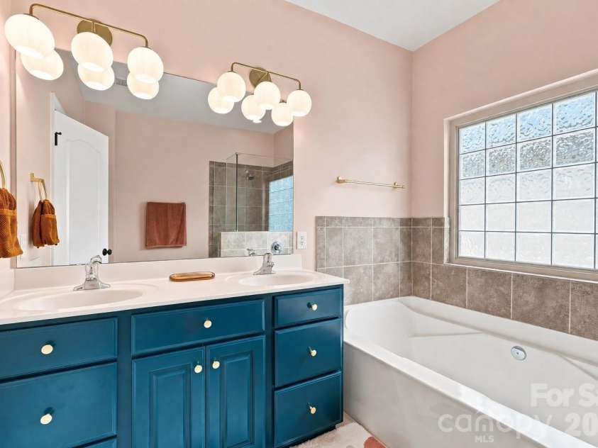 4140 Cedar Point Avenue, Matthews, NC 28104.  MLS# CAR4400390, YatesRealty ID 42135. Primary Bath