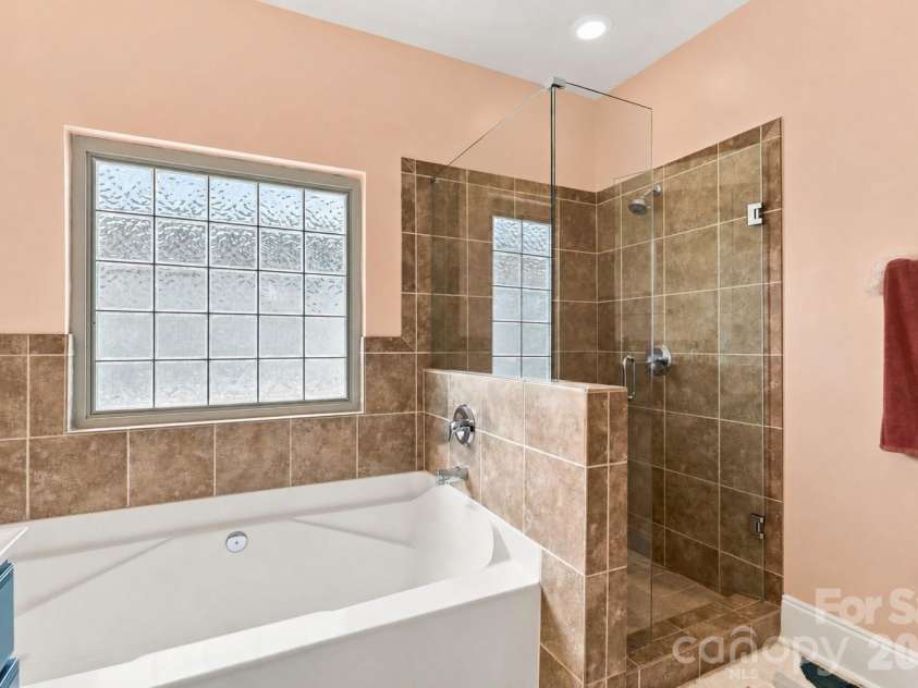 4140 Cedar Point Avenue, Matthews, NC 28104.  MLS# CAR4400390, YatesRealty ID 42135. Primary Bath