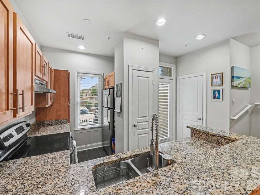 1043 Park West Drive, Charlotte, NC 28209.  MLS# CAR4411130, YatesRealty ID 42139. 