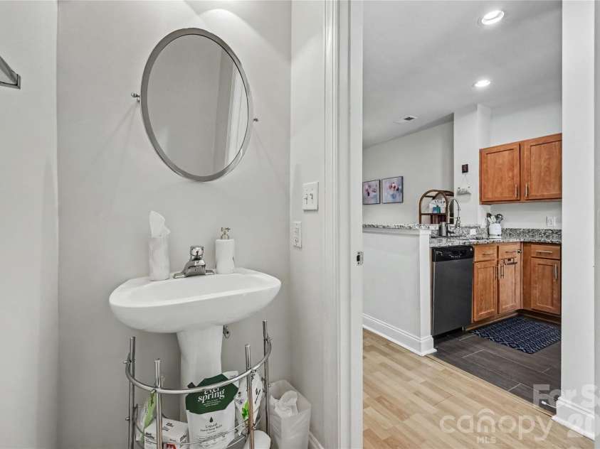 1043 Park West Drive, Charlotte, NC 28209.  MLS# CAR4411130, YatesRealty ID 42139. 