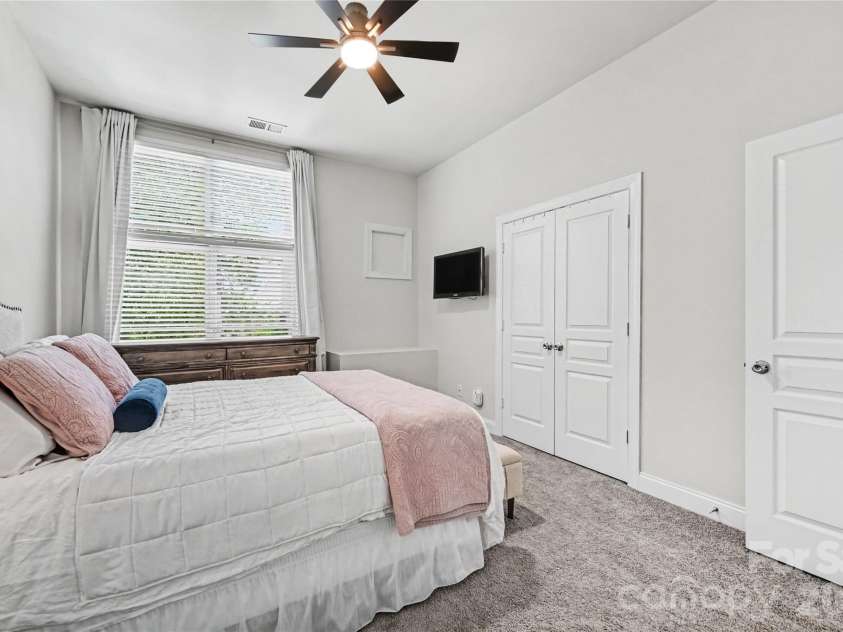 1043 Park West Drive, Charlotte, NC 28209.  MLS# CAR4411130, YatesRealty ID 42139. 