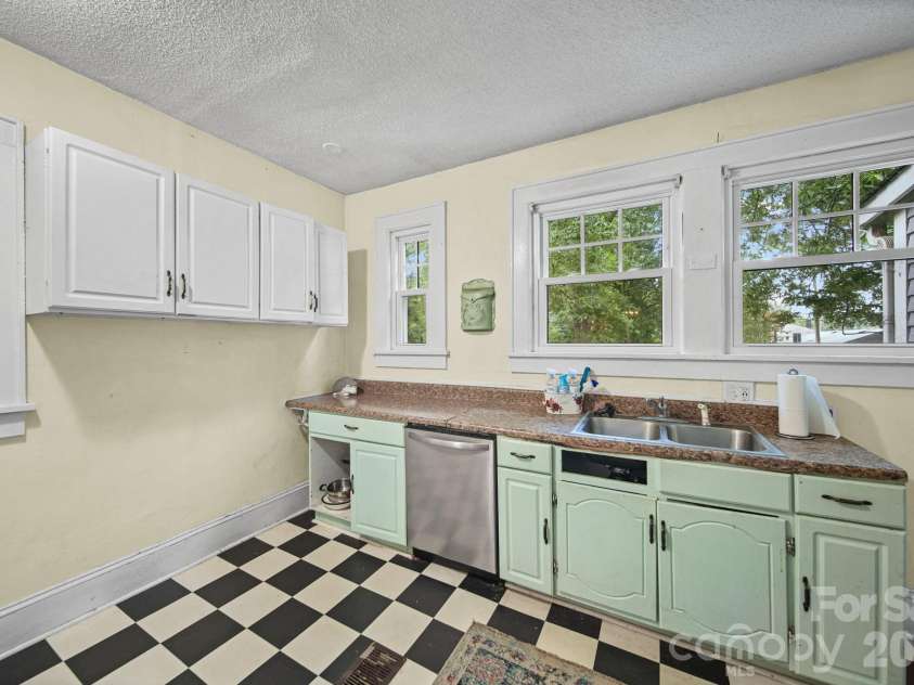321 Grandin Road, Charlotte, NC 28208.  MLS# CAR4410923, YatesRealty ID 42140. 