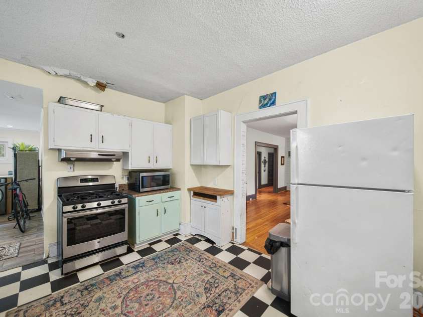 321 Grandin Road, Charlotte, NC 28208.  MLS# CAR4410923, YatesRealty ID 42140. 