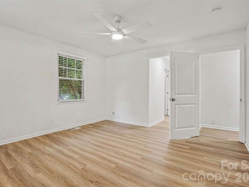 2019 Dalehurst Drive, Charlotte, NC 28205.  MLS# CAR4411501, YatesRealty ID 42142. 