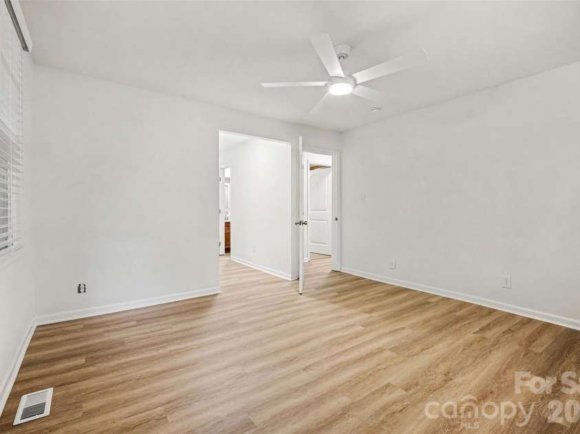 2019 Dalehurst Drive, Charlotte, NC 28205.  MLS# CAR4411501, YatesRealty ID 42142. 