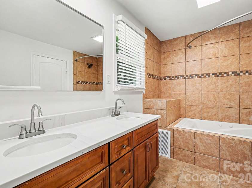 2019 Dalehurst Drive, Charlotte, NC 28205.  MLS# CAR4411501, YatesRealty ID 42142. 