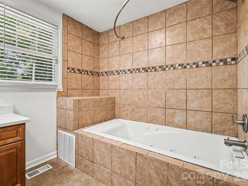 2019 Dalehurst Drive, Charlotte, NC 28205.  MLS# CAR4411501, YatesRealty ID 42142. 