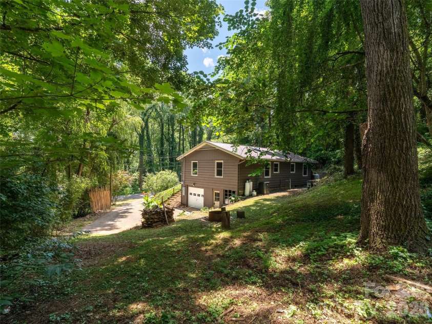 41 Pinehurst Road, Asheville, NC 28805.  MLS# CAR4408089, YatesRealty ID 42148. 