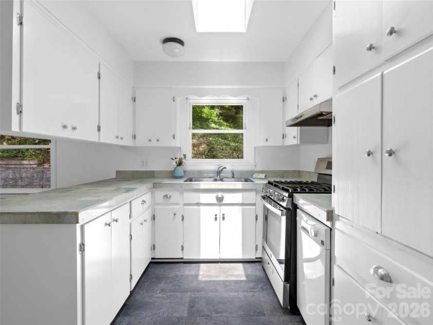 41 Pinehurst Road, Asheville, NC 28805.  MLS# CAR4408089, YatesRealty ID 42148. 