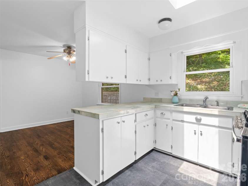 41 Pinehurst Road, Asheville, NC 28805.  MLS# CAR4408089, YatesRealty ID 42148. 