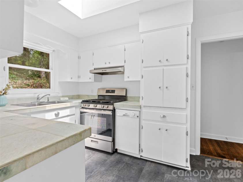 41 Pinehurst Road, Asheville, NC 28805.  MLS# CAR4408089, YatesRealty ID 42148. 