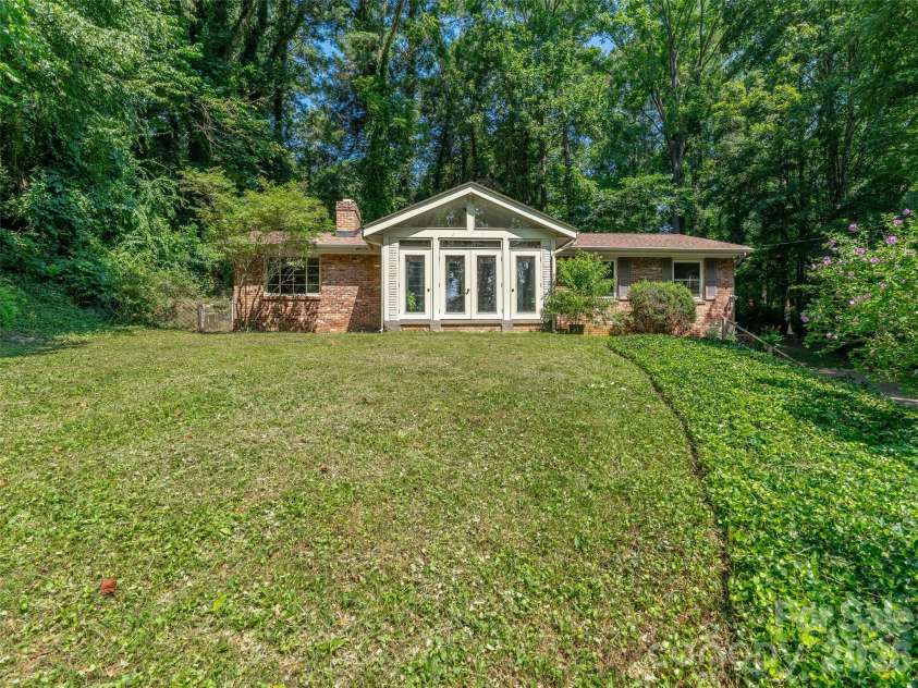 41 Pinehurst Road, Asheville, NC 28805.  MLS# CAR4408089, YatesRealty ID 42148. 