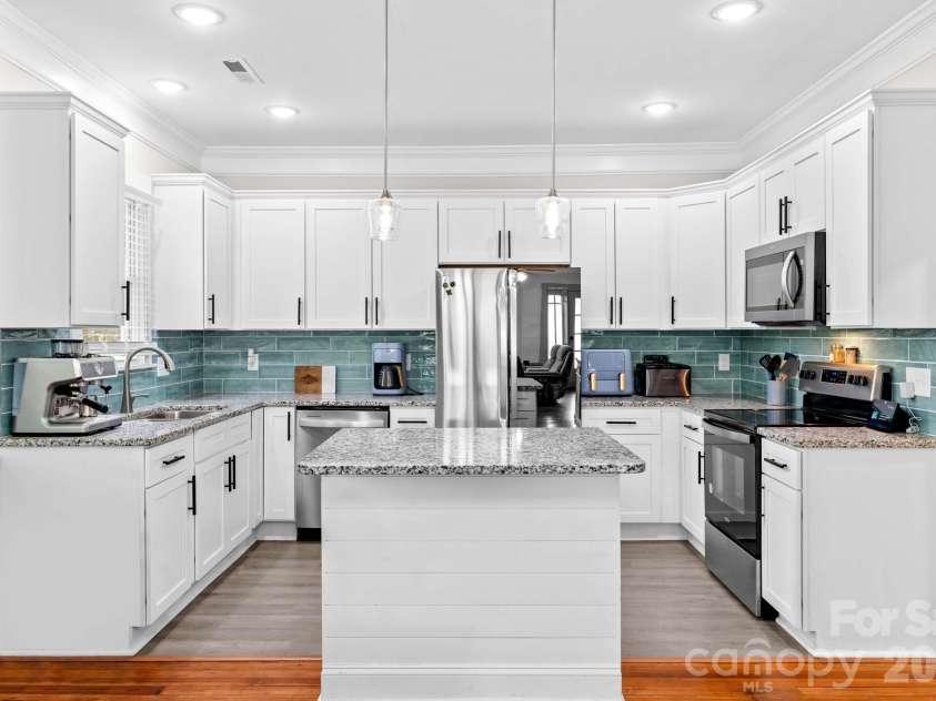 705 5th Avenue, Lexington, NC 27292.  MLS# CAR4345054, YatesRealty ID 4215. 