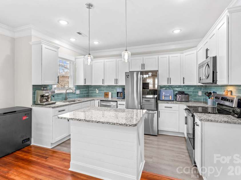 705 5th Avenue, Lexington, NC 27292.  MLS# CAR4345054, YatesRealty ID 4215. 