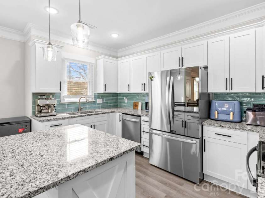 705 5th Avenue, Lexington, NC 27292.  MLS# CAR4345054, YatesRealty ID 4215. 