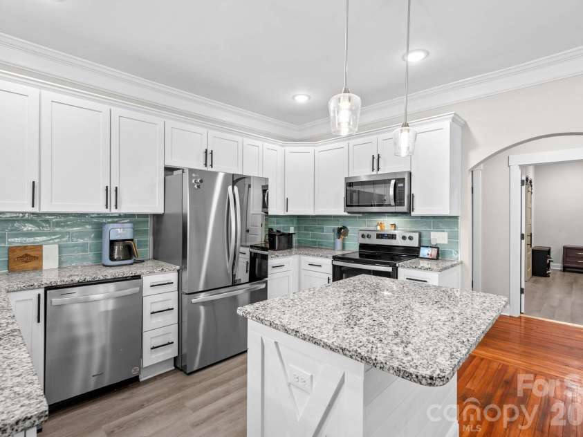 705 5th Avenue, Lexington, NC 27292.  MLS# CAR4345054, YatesRealty ID 4215. 