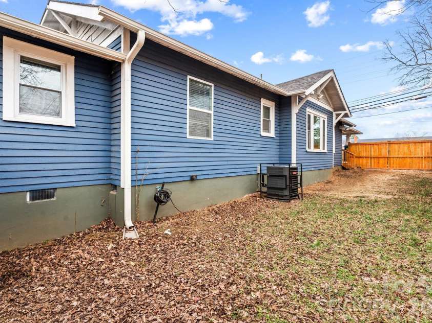 705 5th Avenue, Lexington, NC 27292.  MLS# CAR4345054, YatesRealty ID 4215. 