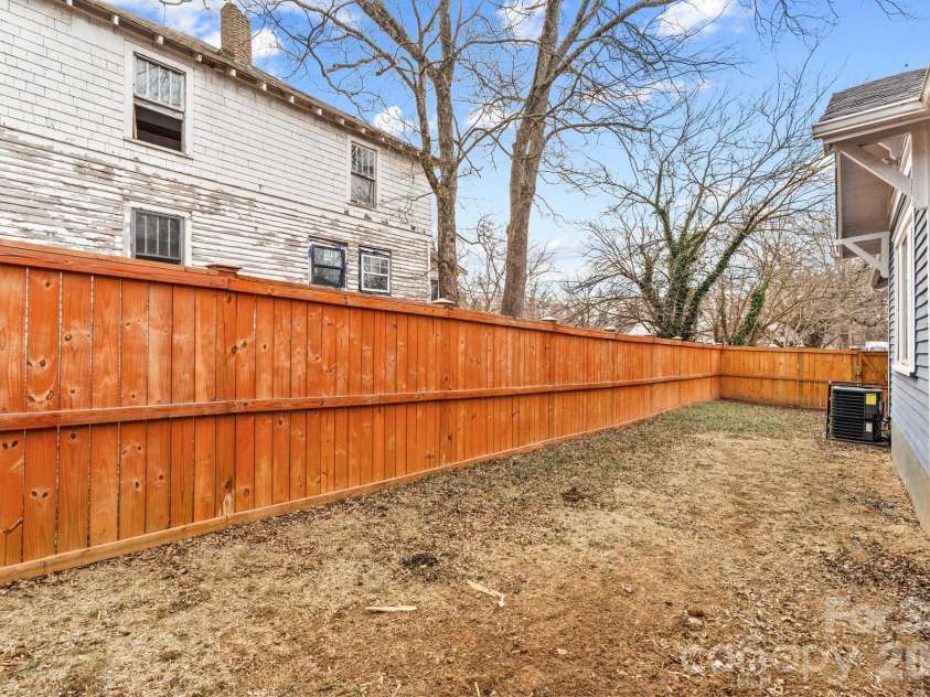705 5th Avenue, Lexington, NC 27292.  MLS# CAR4345054, YatesRealty ID 4215. 
