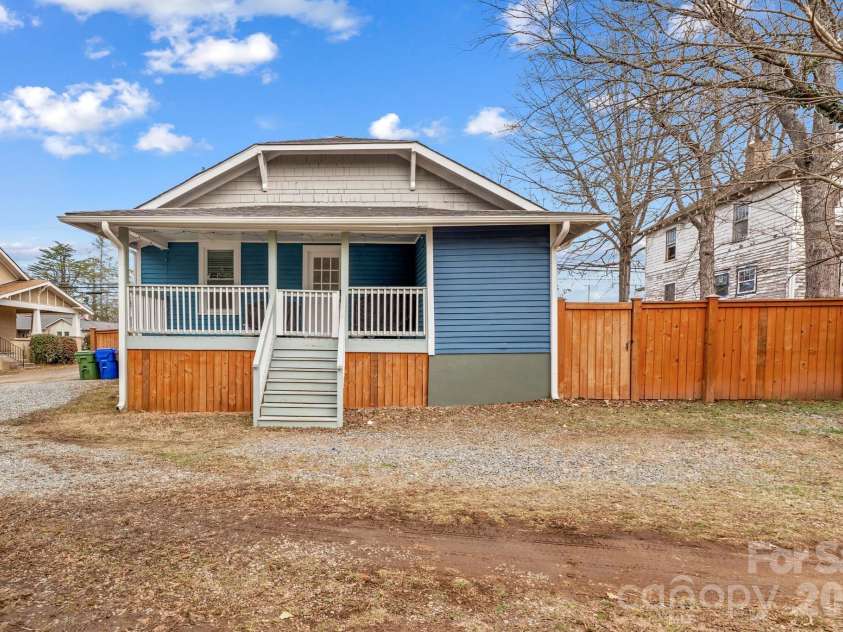 705 5th Avenue, Lexington, NC 27292.  MLS# CAR4345054, YatesRealty ID 4215. 